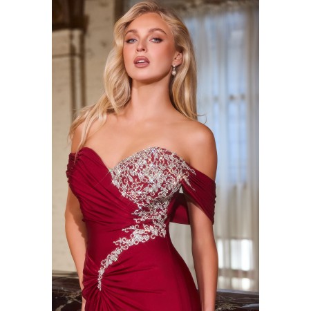 CD667 by La Divine - This showstopping fitted gown captures classic